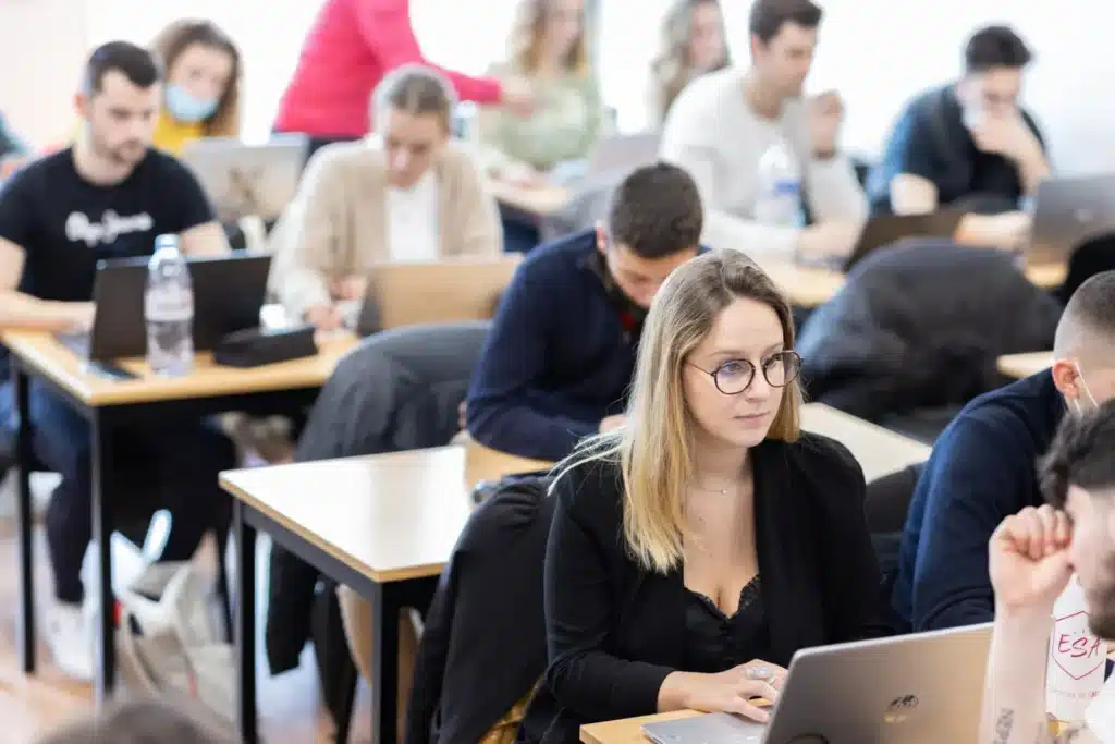 etudiants en salle de classe-H3 campus